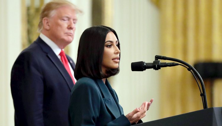 Kim Kardashian y Donald Trump en una conferencia en la Casa Blanca