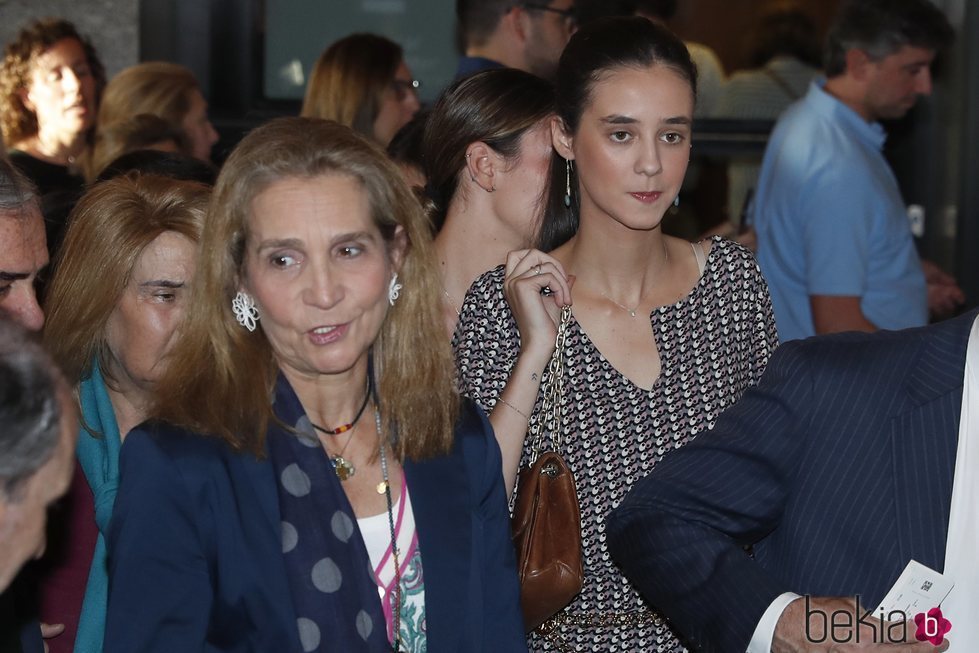 La Infanta Elena y Victoria Federica de Marichalar en un concierto en el Teatro Real