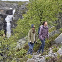 Victoria de Suecia y Sofia Hellqvist haciendo una ruta en Dalarna