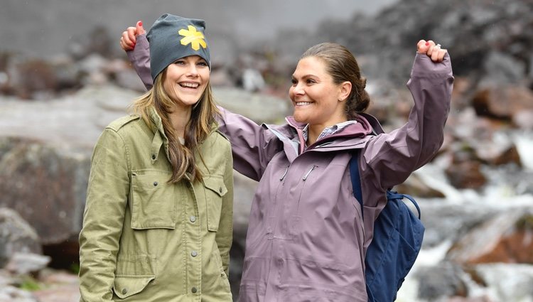 Victoria de Suecia y Sofia Hellqvist en la cascada Njupeskär