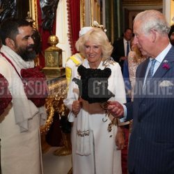 Príncipe Carlos y Camilla Parker en la fiesta de máscaras