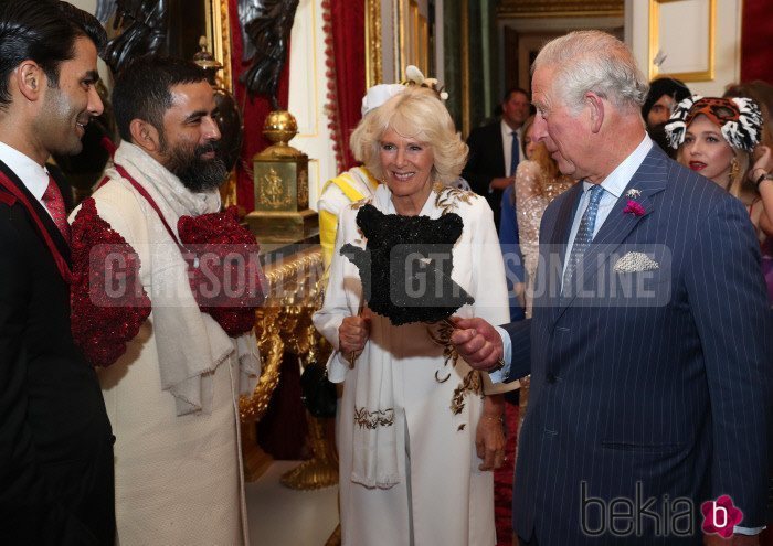 Príncipe Carlos y Camilla Parker en la fiesta de máscaras