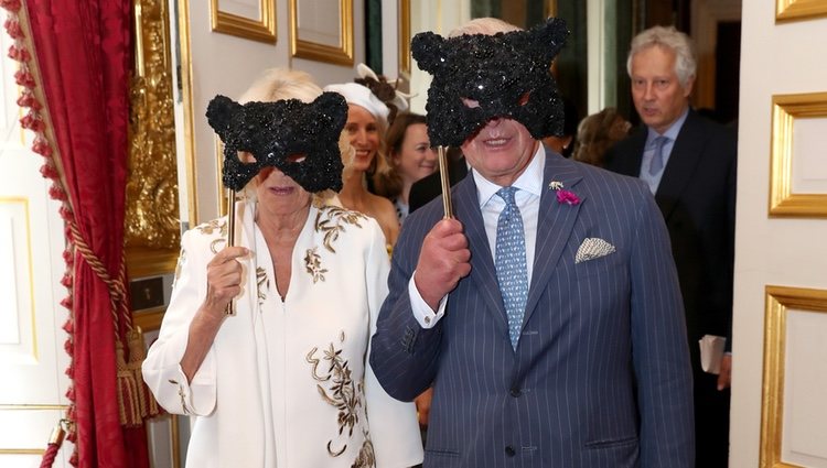 Príncipe Carlos y Camilla Parker con máscaras en Elephant Family Animal