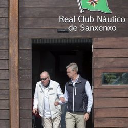 El Rey Juan Carlos de camino a las regatas de Sanxenxo