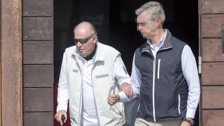 El Rey Juan Carlos de camino a las regatas de Sanxenxo