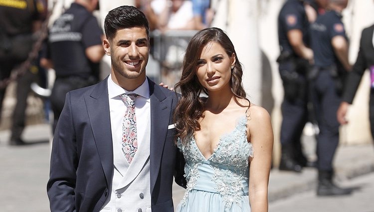 Marco Asensio y Sandra Garal a su llegada a la boda de Pilar Rubio y Sergio Ramos