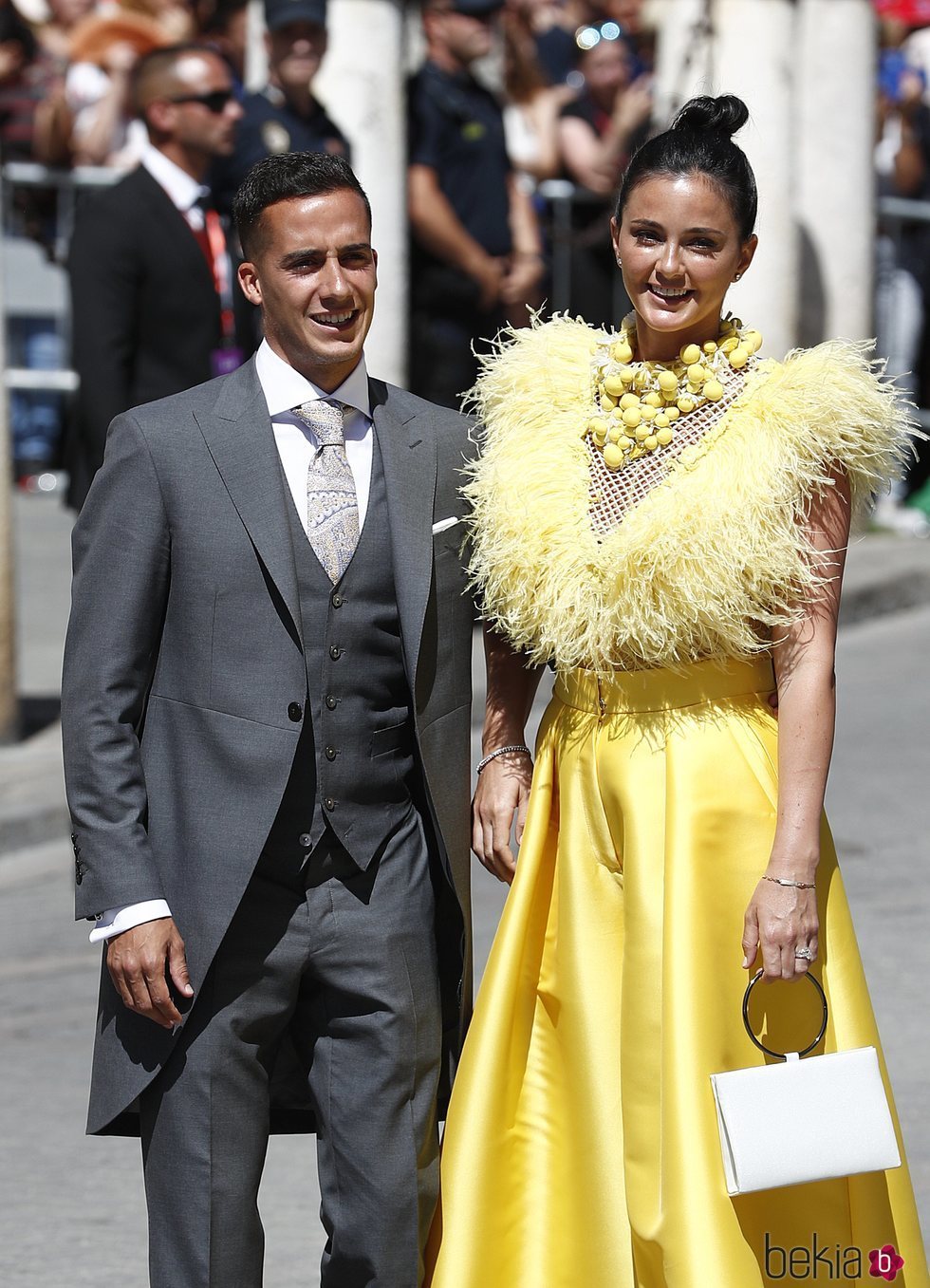 Lucas Vázquez y su mujer Macarena Rodríguez a su llegada a la boda de Pilar Rubio y Sergio Ramos