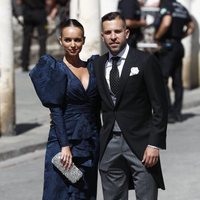 Jordi Alba y su mujer Romarey Ventura a su llegada a la boda de Pilar Rubio y Sergio Ramos