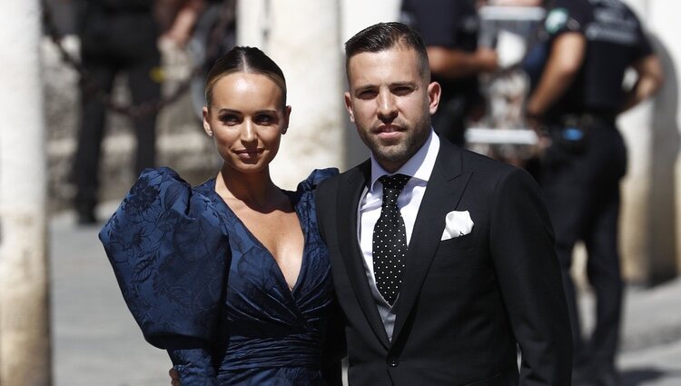 Jordi Alba y su mujer Romarey Ventura a su llegada a la boda de Pilar Rubio y Sergio Ramos