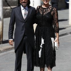 Antonio Carmona y su mujer Mariola Orellana a su llegada a la boda de Pilar Rubio y Sergio Ramos