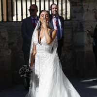 Pilar Rubio lanzando un beso a su llegada a la Catedral de Sevilla para casarse con Sergio Ramos