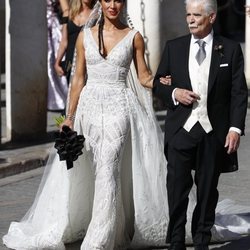 Pilar Rubio con su padre Manuel Rubio a la llegada a su boda con Sergio Ramos