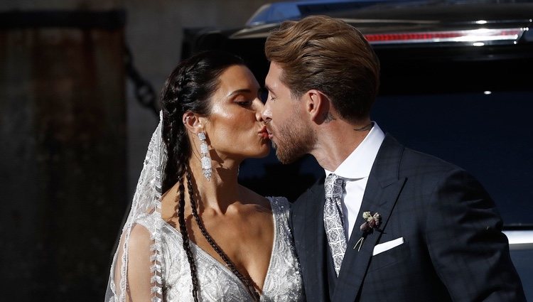 El primer beso de Sergio Ramos y Pilar Rubio tras su boda en la Catedral de Sevilla