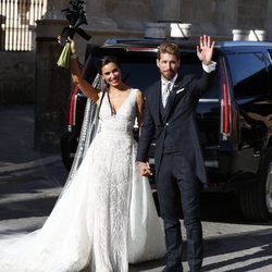 Sergio Ramos y Pilar Rubio saludando tras su boda en la Catedral de Sevilla