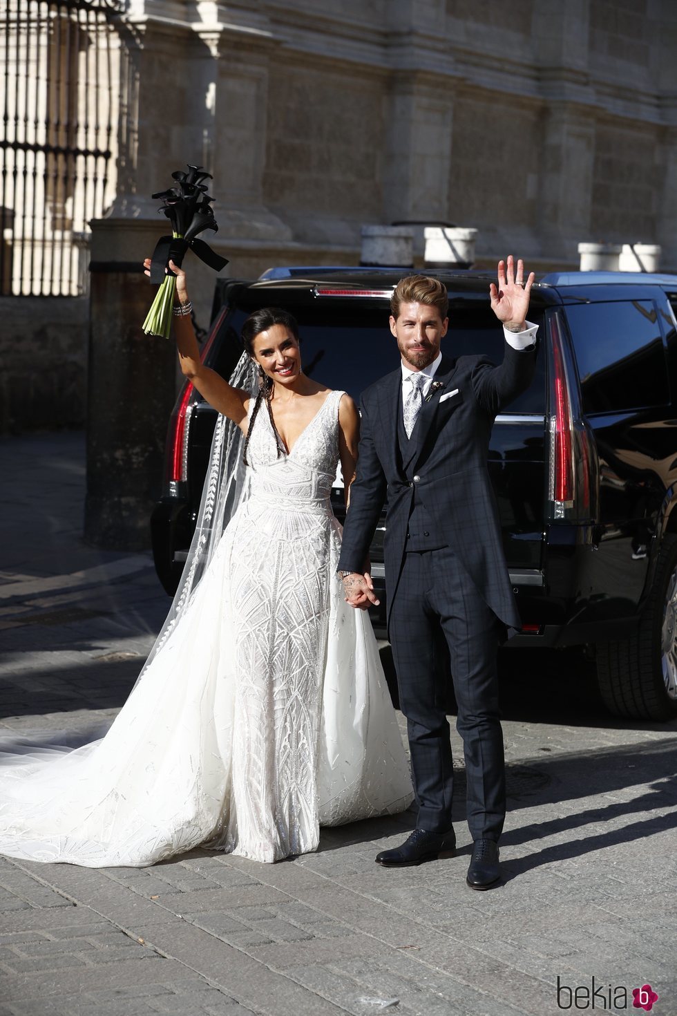 Sergio Ramos y Pilar Rubio saludando tras su boda en la Catedral de Sevilla