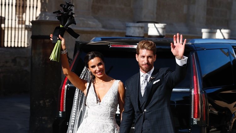 Sergio Ramos y Pilar Rubio saludando tras su boda en la Catedral de Sevilla