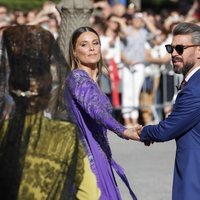 Lorena Gómez y René Ramos cogidos de la mano a la salida de la boda de Sergio Ramos y Pilar Rubio