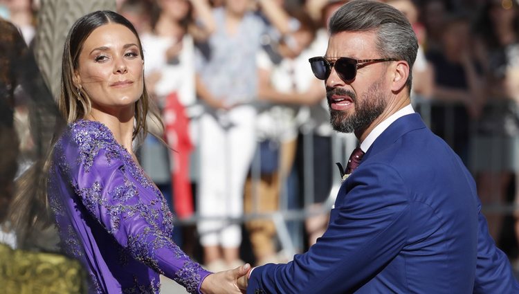 Lorena Gómez y René Ramos cogidos de la mano a la salida de la boda de Sergio Ramos y Pilar Rubio