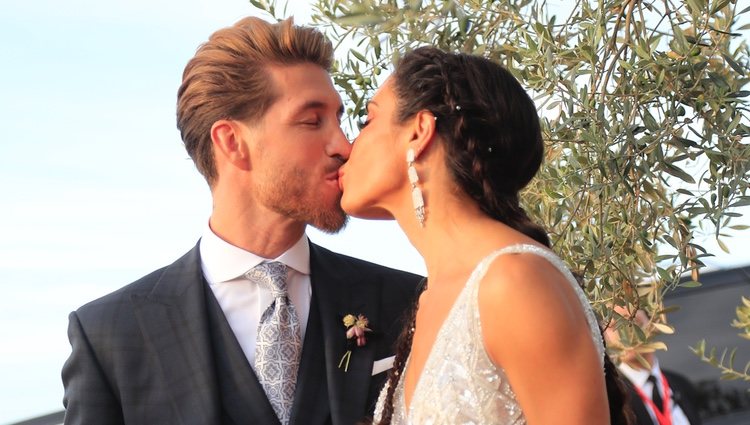 Pilar Rubio y Sergio Ramos besándose a su llegada la Finca La Alegría para celebrar su boda