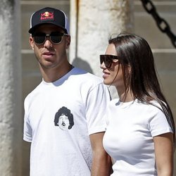 Marco Asensio y Sandra Garal paseando por Sevilla