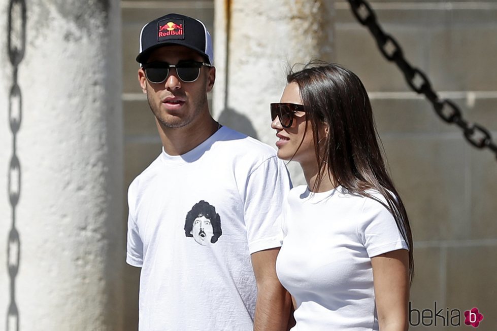 Marco Asensio y Sandra Garal paseando por Sevilla