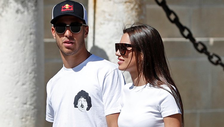 Marco Asensio y Sandra Garal paseando por Sevilla