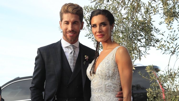 Sergio Ramos y Pilar Rubio posando a su llegada a la Finca La Alegría tras su boda