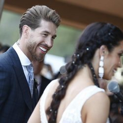 Sergio Ramos mirando muy enamorado a Pilar Rubio a su llegada a la finca para celebrar su boda