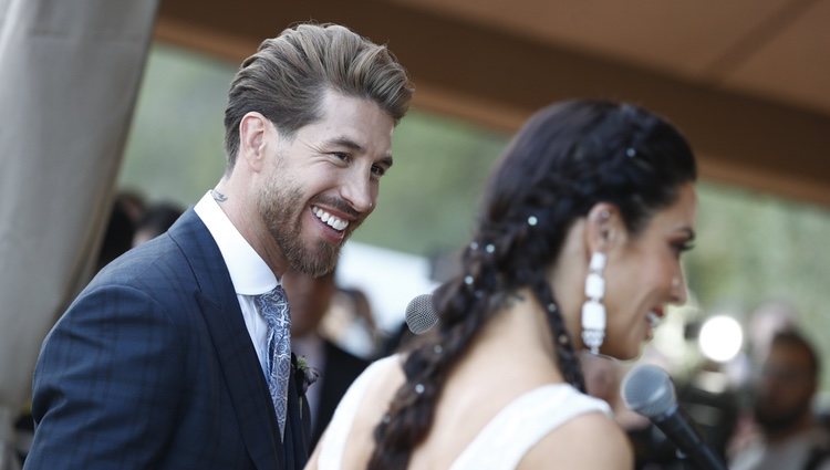 Sergio Ramos mirando muy enamorado a Pilar Rubio a su llegada a la finca para celebrar su boda