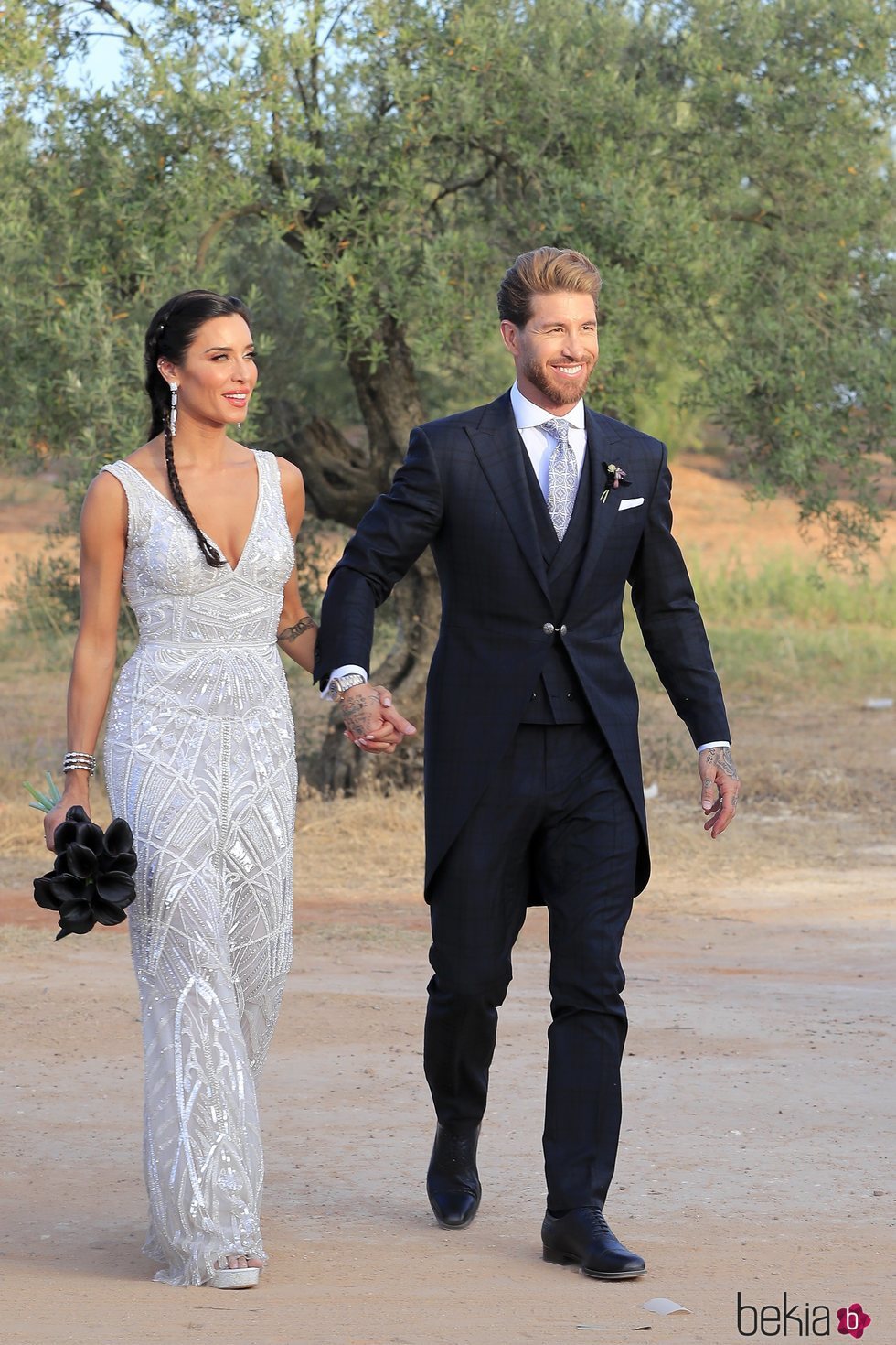 Sergio Ramos y Pilar Rubio cogidos de la mano a su llegada a la finca para celebrar su boda