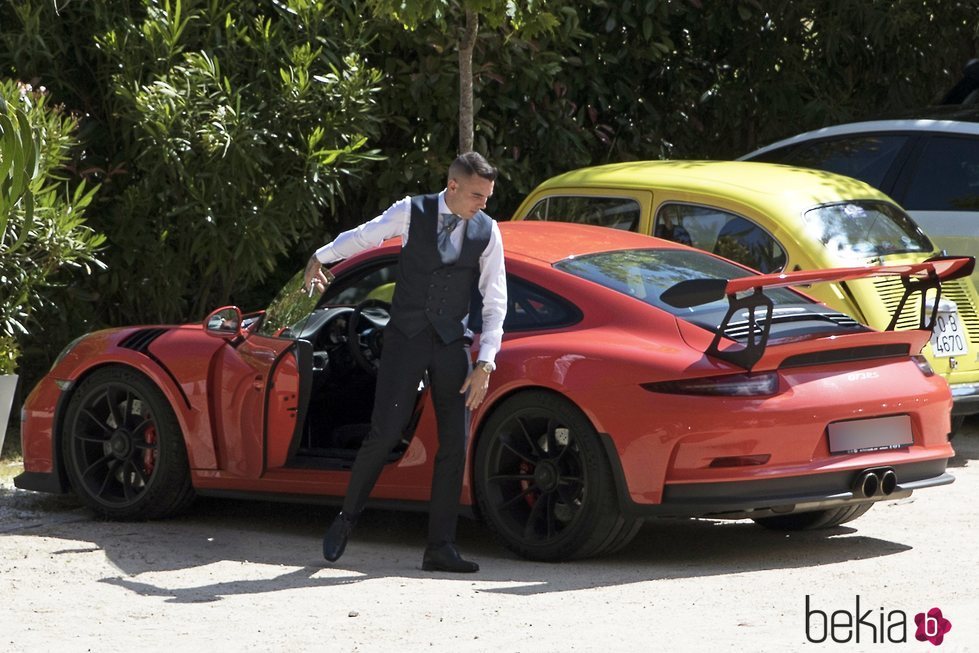 Iago Aspas llegando a su boda en su coche de alta gama