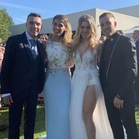 Iago Aspas y Jennifer Rueda recién casados posando con Gerard Deulofeu y su novia