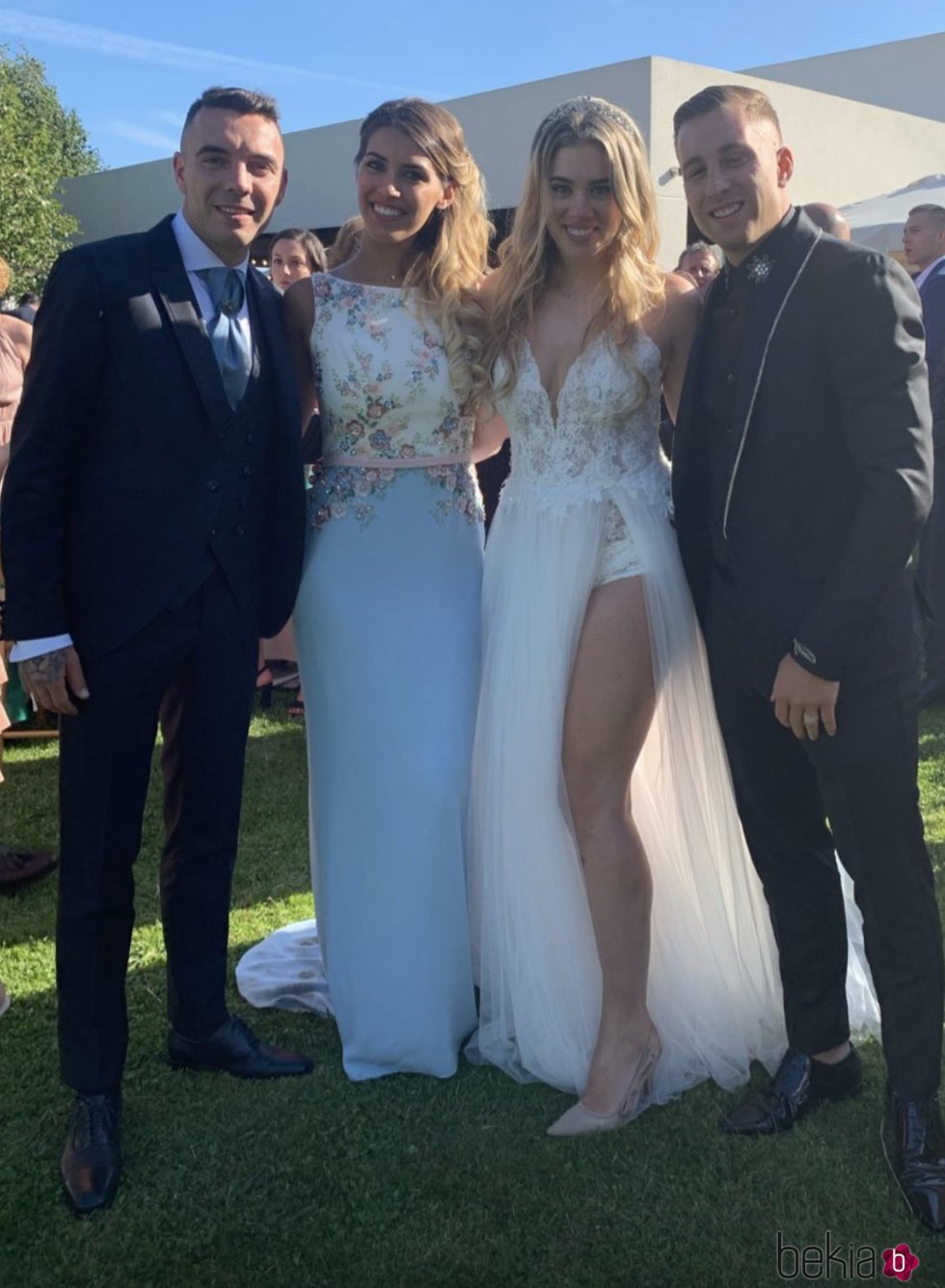 Iago Aspas y Jennifer Rueda recién casados posando con Gerard Deulofeu y su novia