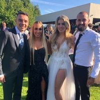 Iago Aspas y Jennifer Rueda posan con Aleix Vidal y su mujer