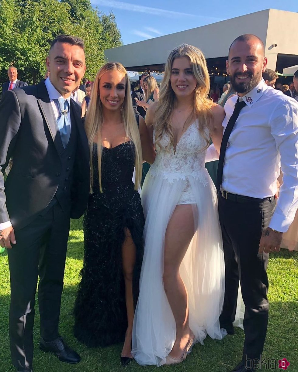 Iago Aspas y Jennifer Rueda posan con Aleix Vidal y su mujer