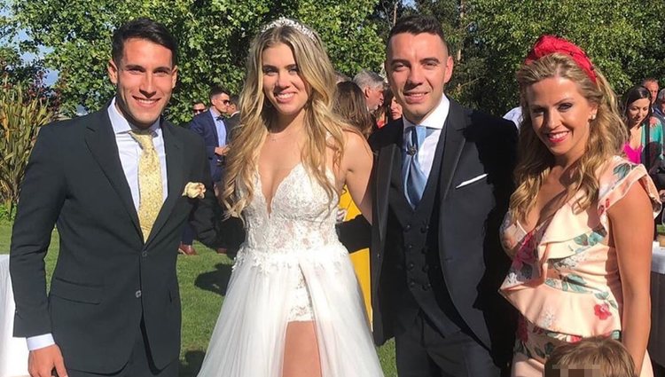 Iago Aspas y Jennifer Rueda posando con Hugo Mallo y su mujer