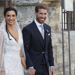 Sergio Ramos y Pilar Rubio saliendo de la Catedral de Sevilla convertidos en marido y mujer