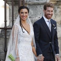 Sergio Ramos y Pilar Rubio saliendo de la Catedral de Sevilla convertidos en marido y mujer