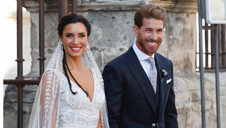 Sergio Ramos y Pilar Rubio saliendo de la Catedral de Sevilla convertidos en marido y mujer