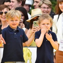 Jacques y Gabriella de Mónaco, muy contentos por conocer a Bob Esponja