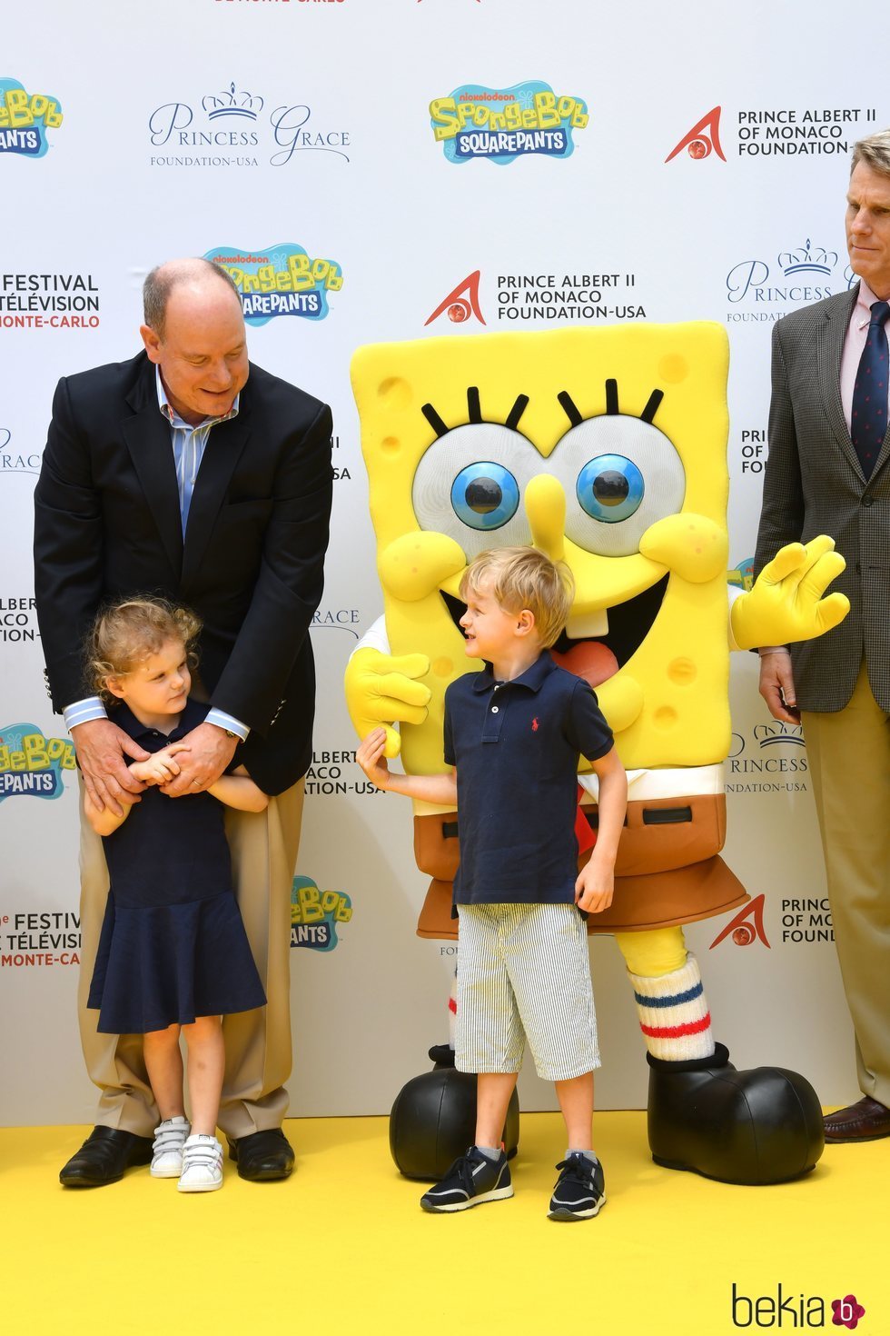 Alberto de Mónaco con sus hijos Jacques y Gabriella de Mónaco y Bob Esponja