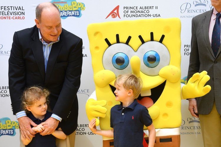 Alberto de Mónaco con sus hijos Jacques y Gabriella de Mónaco y Bob Esponja