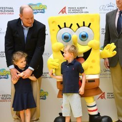 Alberto de Mónaco con sus hijos Jacques y Gabriella de Mónaco y Bob Esponja