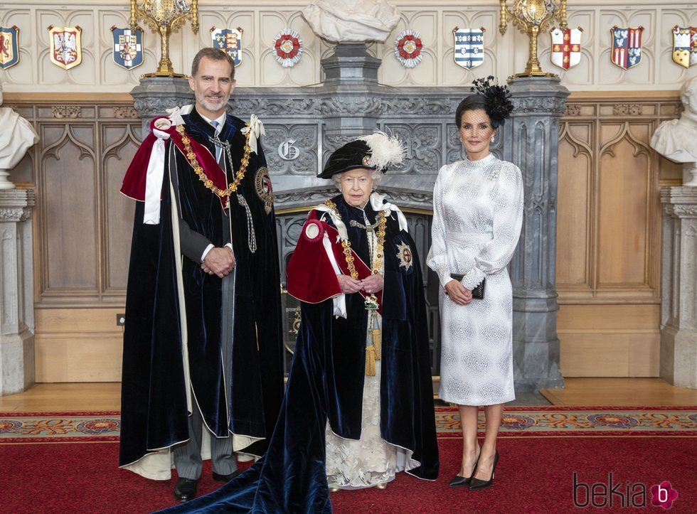 La Reina Isabel con los Reyes Felipe y Letizia en el día de la Orden de la Jarretera 2019