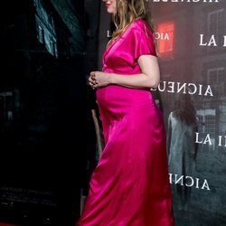 Manuela Vellés presume de embarazo en el estreno de 'La Influencia'