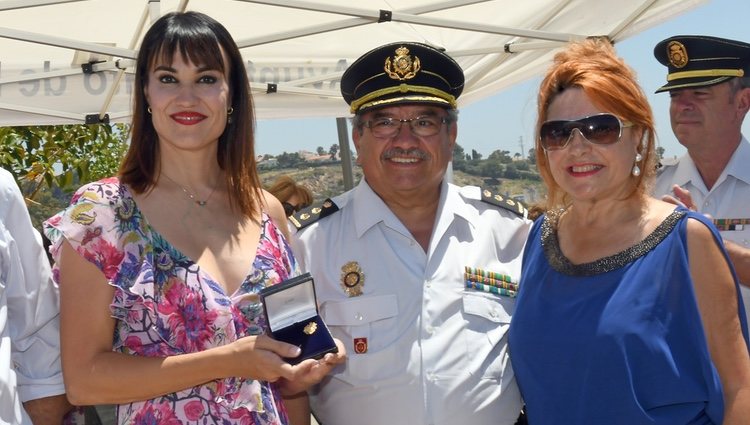 Irene Villa junto a su madre y el Comisario de Policía de Estepona en la inauguración de su calle