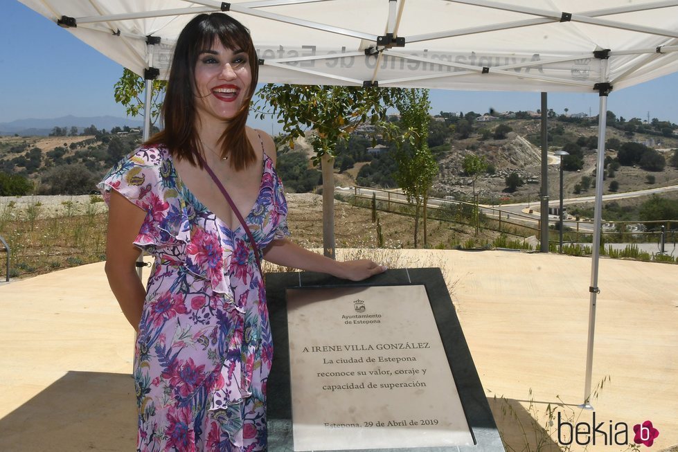 Irene Villa posa con su placa en Estepona