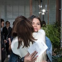 Pauline Ducruet y Camille Gottlieb se abrazan en la Paris Fashion Week 2019