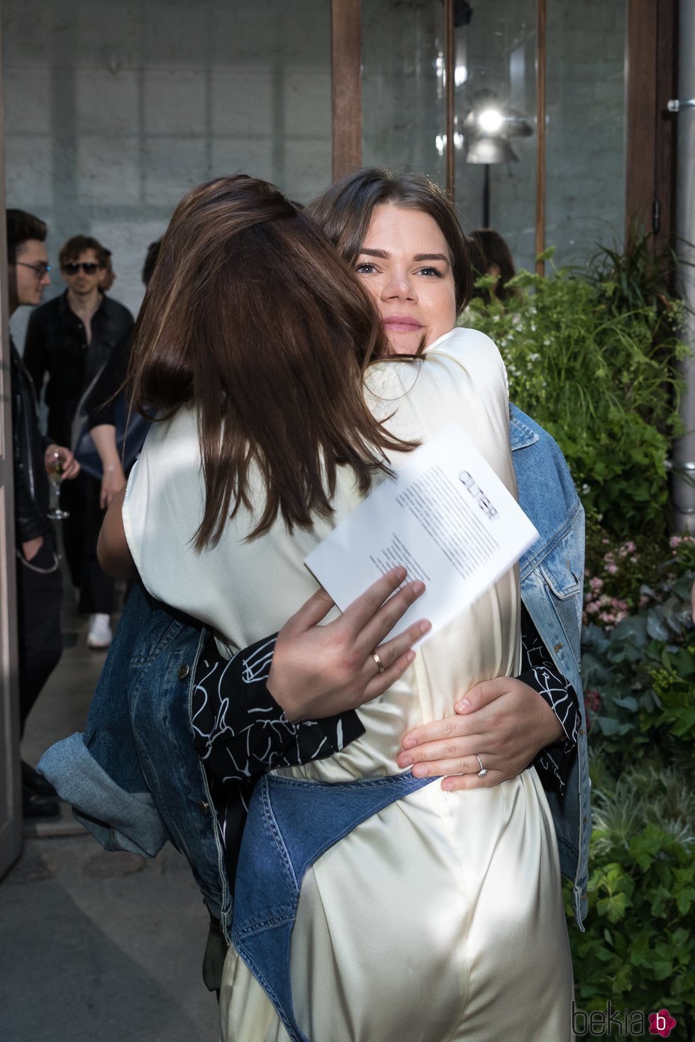 Pauline Ducruet y Camille Gottlieb se abrazan en la Paris Fashion Week 2019