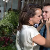 Daniel Ducruet abraza a su hermana Pauline Ducruet en la Paris Fashion Week 2019